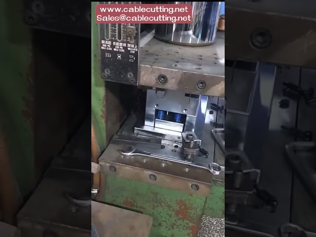 Automatic plastic usb cable vertical injection moulding machine